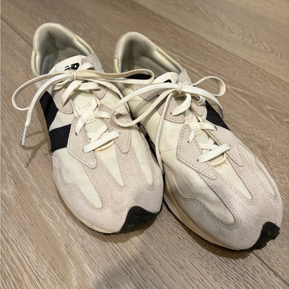 Big Kid New Balance 327 - size 5 (women’s 7) - Picture 3 of 8